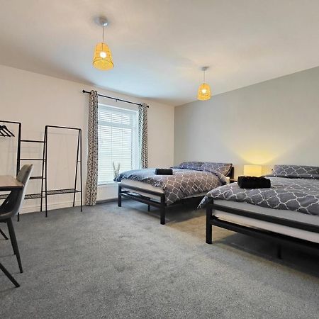 הוילה Stott House - Bright Spacious Townhouse 15 Minutes To Central Manchester With Free Parking מראה חיצוני תמונה