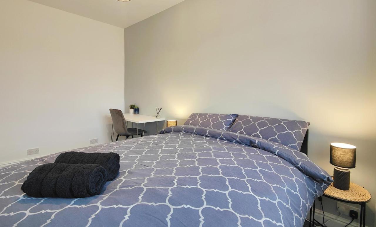 הוילה Stott House - Bright Spacious Townhouse 15 Minutes To Central Manchester With Free Parking מראה חיצוני תמונה