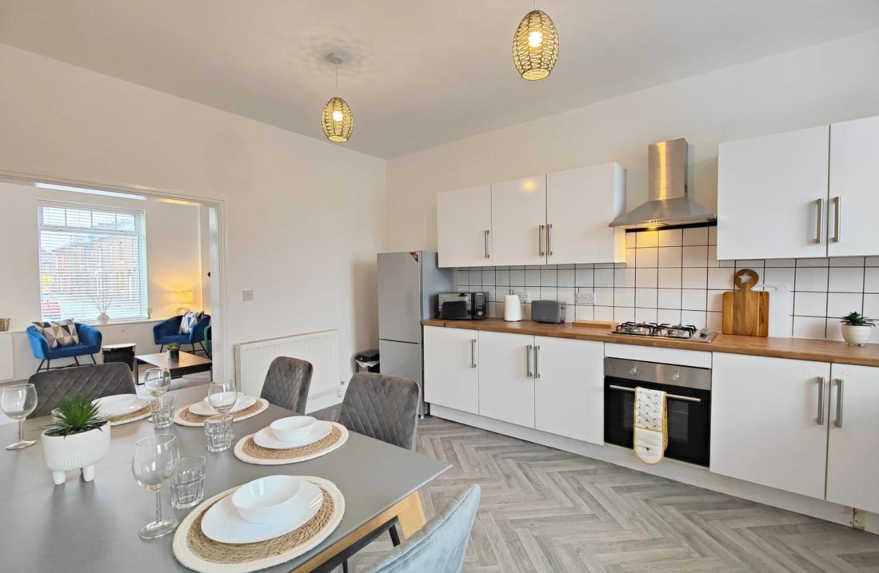 הוילה Stott House - Bright Spacious Townhouse 15 Minutes To Central Manchester With Free Parking מראה חיצוני תמונה