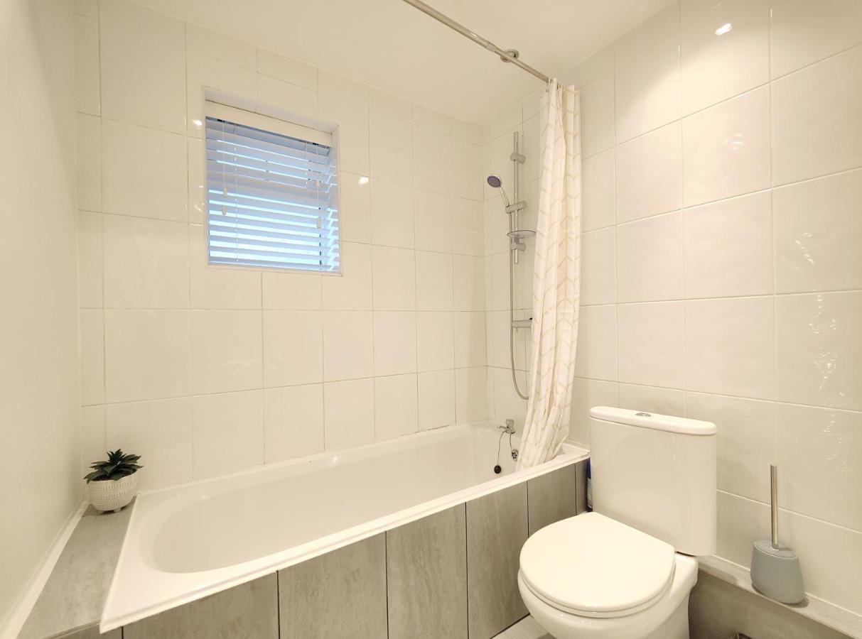 הוילה Stott House - Bright Spacious Townhouse 15 Minutes To Central Manchester With Free Parking מראה חיצוני תמונה